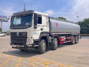 新推出8x4重汽成都王牌V7-X系列濰柴10升400馬力油田專用供液車(chē)